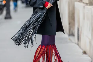 Богемная и экзотическая: бахрома — осенний тренд, перед которым невозможно устоять