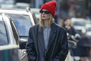 Носите яркую шапку в базовых образах, как Марго Робби