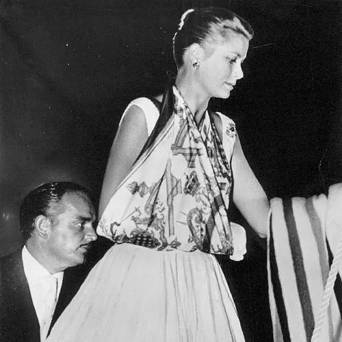 Грейс Келли со сломанной рукой в платке Hermès, 1959 год.