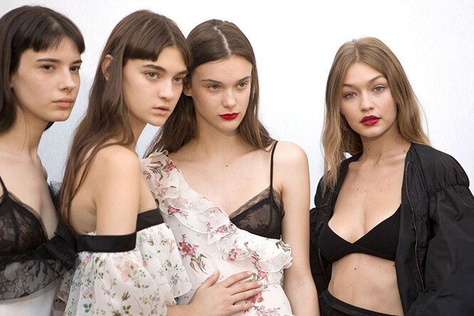 Все beauty-тренды Парижской недели моды: от липких текстур до макияжа наизнанку