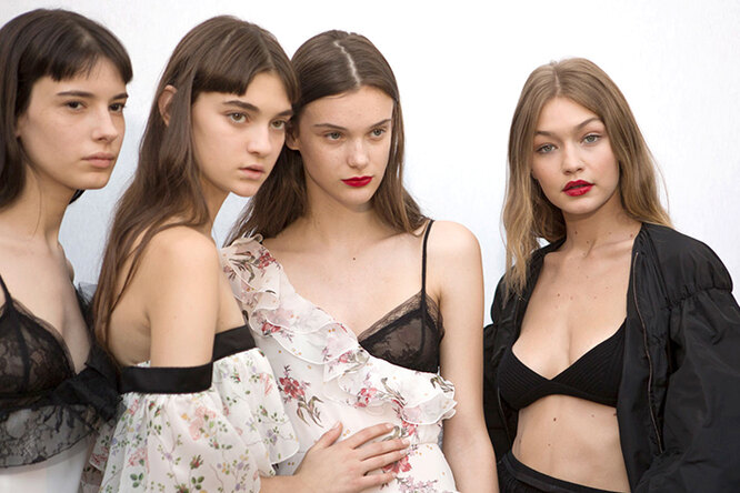 Все beauty-тренды Парижской недели моды: от липких текстур до макияжа наизнанку Все beauty-тренды Парижской недели моды: от липких текстур до макияжа наизнанку