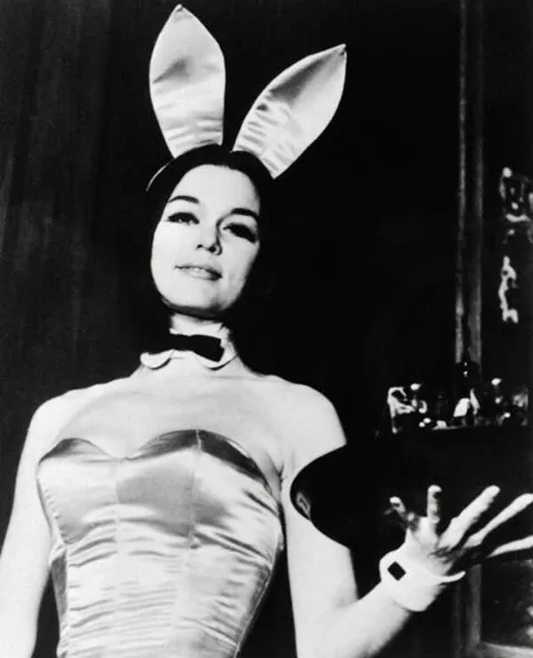Стайнем в костюме Playboy Bunny, 1963 год Стайнем в костюме Playboy Bunny, 1963 год