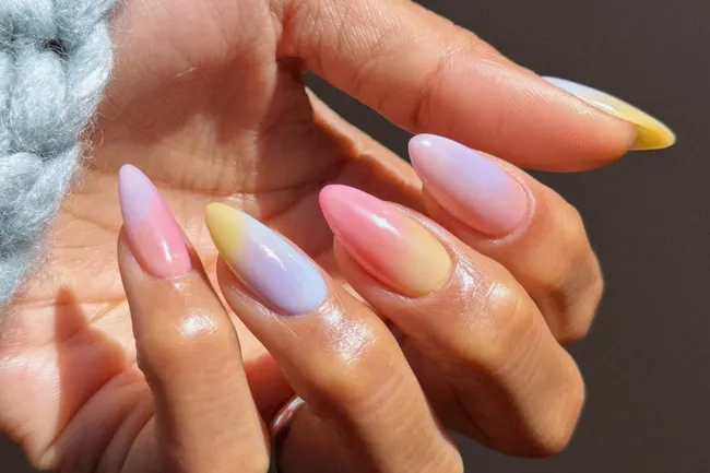 Модный «акварельный» маникюр: 12 идей для весеннего настроения