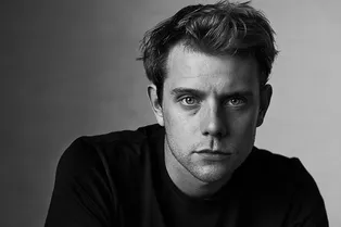 Очень много кофе, утро без почты и бургер на ужин: 24 часа из жизни Джонатана Андерсона