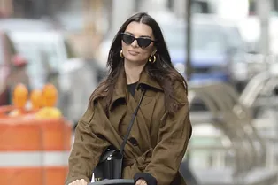 Коричневый тренч и спортивный костюм — идеальное комбо для осенней семейной прогулки от Эмили Ратаковски