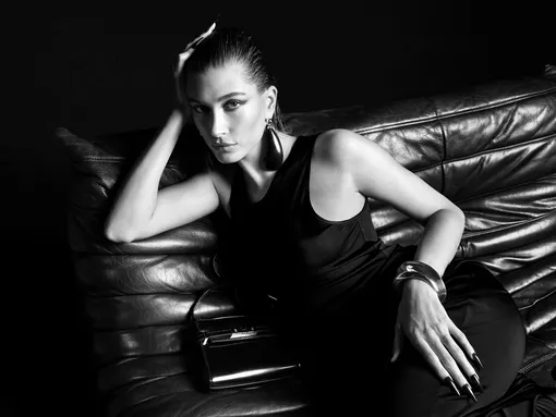 Хейли Бибер в рекламной кампании SAINT LAURENT осень-зима 2023/24 Хейли Бибер в рекламной кампании SAINT LAURENT осень-зима 2023/24