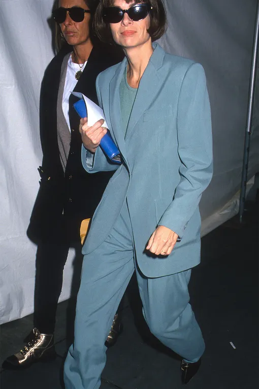 Анна Винтур на показе Oscar de la Renta в Нью-Йорке, 1993 год Анна Винтур на показе Oscar de la Renta в Нью-Йорке, 1993 год