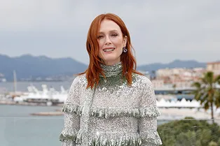 Джулианна Мур в мини Valentino на фотоколле короткометражки «Нерешительная»