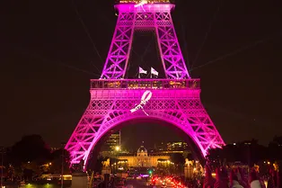 Как розовая ленточка Estée Lauder борется против рака груди