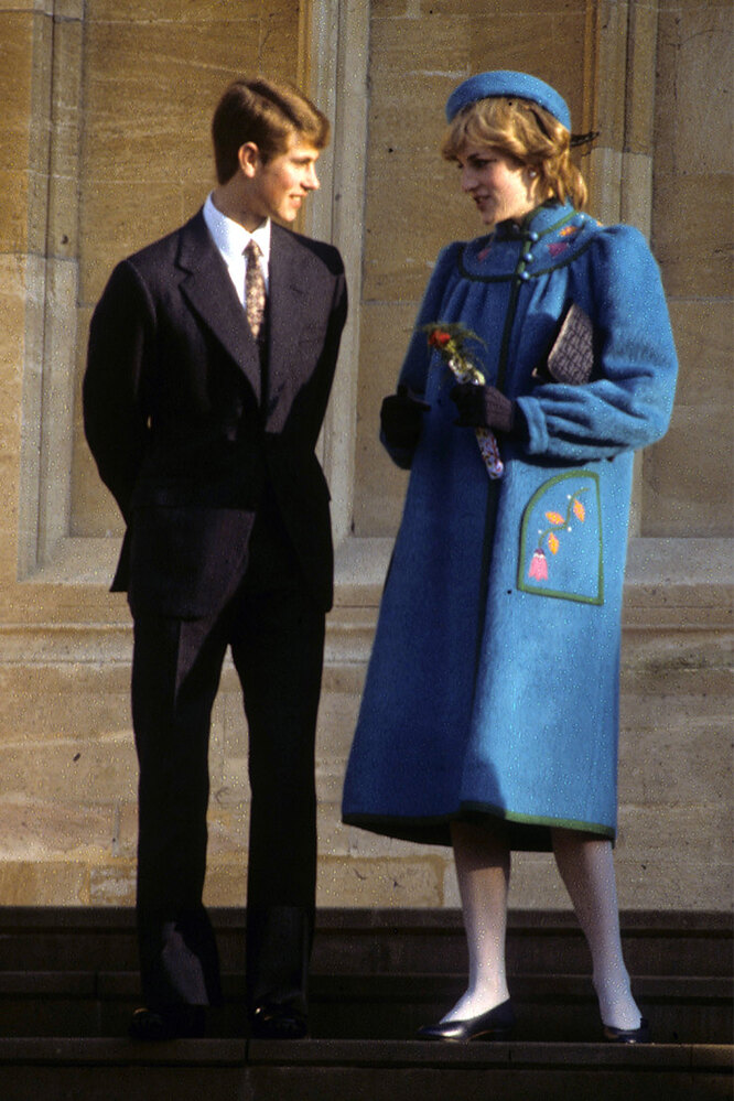 Принц Эдвард беседует с принцессой Дианой после рождественской службы в часовне Святого Георгия, 25 декабря 1981 года