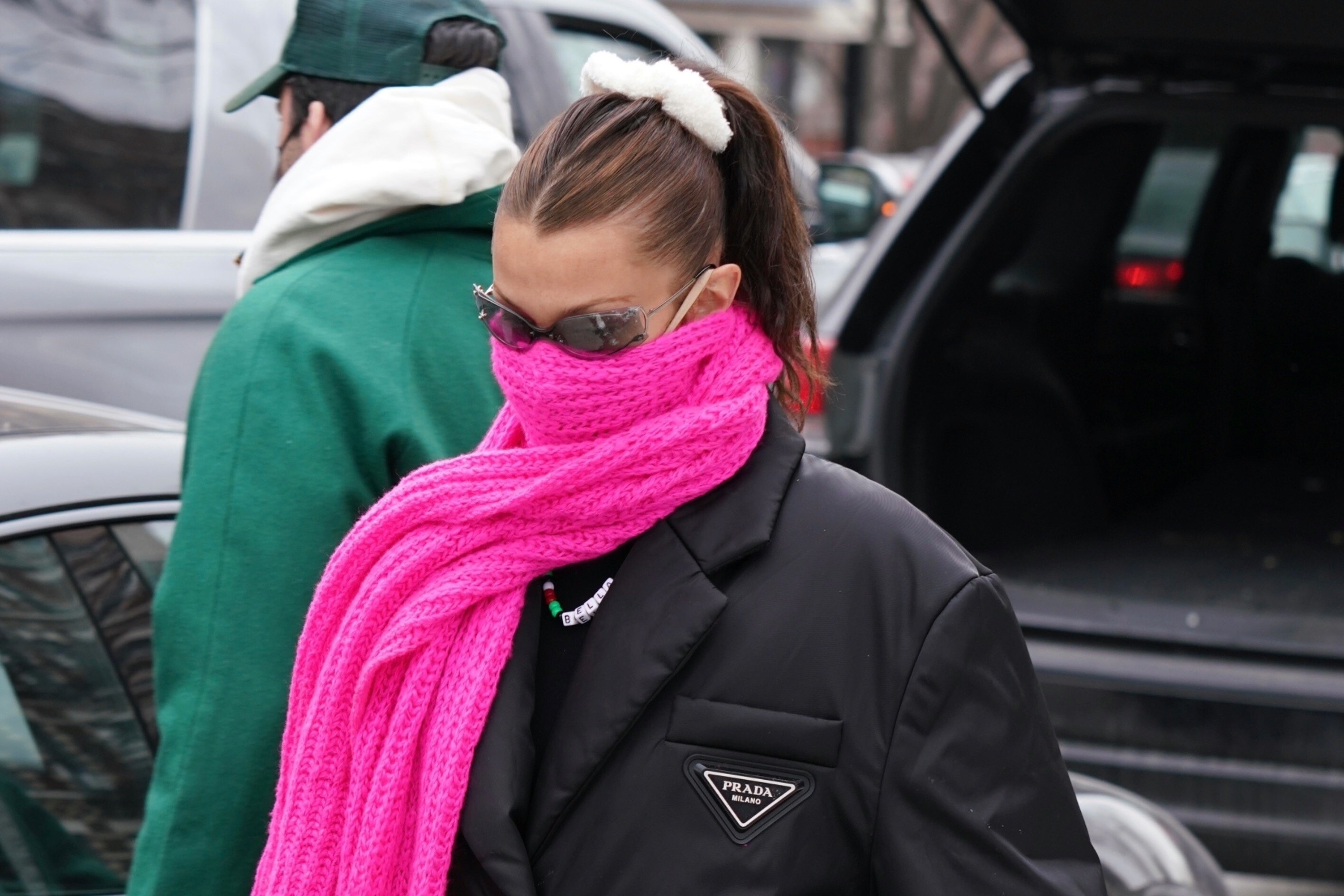 Сочетание с джинсами, платьем и женственными аксессуарами