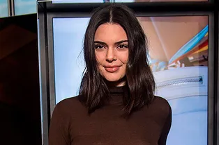 Прозрачный топ и белые джинсы: Кендалл Дженнер не стесняется своей груди