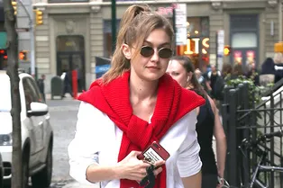 Джиджи Хадид в образе прилежной ученицы