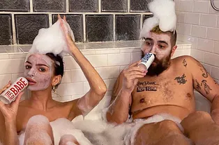 Эмили Ратаковски без белья и в пене позирует в ванной с другом Эмили Ратаковски без белья и в пене позирует в ванной с другом