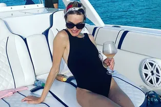 Лаконичный черный купальник должен быть в гардеробе у каждой