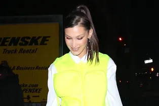 Белла Хадид в мужской рубашке вместо платья и неоновом жилете в Нью-Йорке