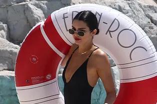 Кендалл Дженнер отдыхает на Лазурном Берегу в идеальном купальнике и с красной помадой