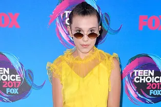 Юный гик в желтых оборках: Милли Бобби Браун в платье Kenzo
