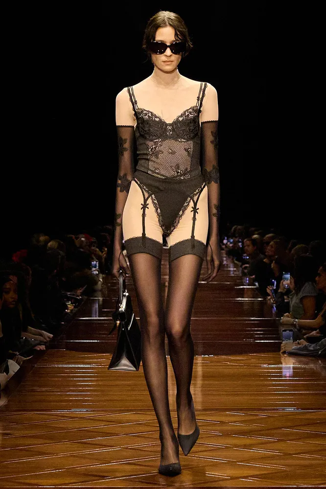 Balenciaga весна-лето 2025 Balenciaga весна-лето 2025