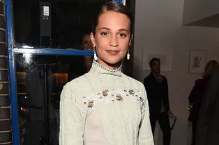 Алисия Викандер в образе современной тургеневской девушки