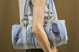 Для тех, у кого ностальгия не по 2016-ому, а по нулевым — в тренде сумки из денима