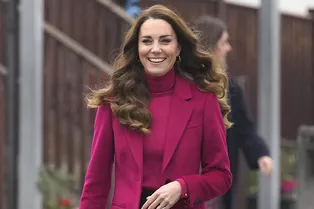 Яркий джемпер и классическое пальто в тон — модная и неизменно элегантная униформа Кейт Миддлтон