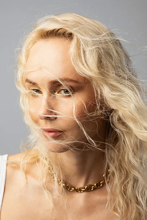 КОЛЬЕ, Dior; МАЙКА – СОБСТВЕННОСТЬ СТИЛИСТА. ТОН DIOR BACKSTAGE LINE FACE AND BODY FOUNDATION, 1N, ТУШЬ ДЛЯ БРОВЕЙ DIORSHOW PUMP’N’BROW, 021, ТУШЬ DIORSHOW ICONIC OVERCURL, 090, ТЕНИ 5 COULEURS COUTURE, 549, ПОМАДА DIORIFIC, 070. ВСЕ Dior Beauty КОЛЬЕ, Dior; МАЙКА – СОБСТВЕННОСТЬ СТИЛИСТА. ТОН DIOR BACKSTAGE LINE FACE AND BODY FOUNDATION, 1N, ТУШЬ ДЛЯ БРОВЕЙ DIORSHOW PUMP’N’BROW, 021, ТУШЬ DIORSHOW ICONIC OVERCURL, 090, ТЕНИ 5 COULEURS COUTURE, 549, ПОМАДА DIORIFIC, 070. ВСЕ Dior Beauty