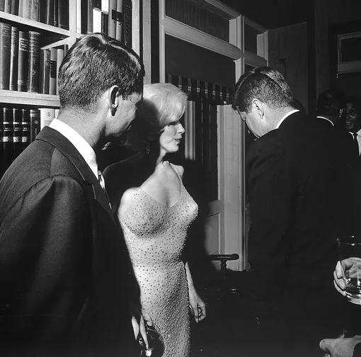 Мэрилин Монро между Робертом и Джоном Ф. Кеннеди, 19 мая 1962 года