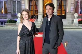 Наталья Водянова в платье Diane von Furstenberg и Антуан Арно на приеме в посольстве США