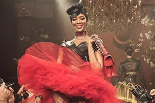 Кожаный корсет и красная пачка: Наоми Кэмпбелл в очередной раз доказывает, что ей идет все