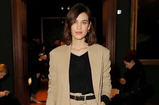 Хит будущего лета? Алекса Чанг на показе Erdem в огромных сандалиях Chanel