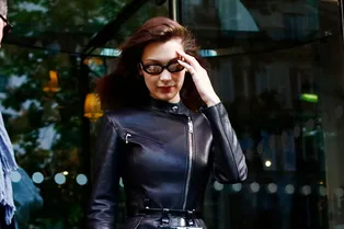 Кожаное мини и полупрозрачные черные колготки: Белла Хадид в Париже