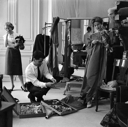 Карл Лагерфельд на примерке в студии Jean Patou в Париже, 21 июля 1958 года