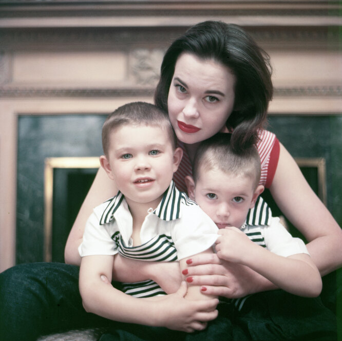 Глория Вандербильт с сыновьями, 1955