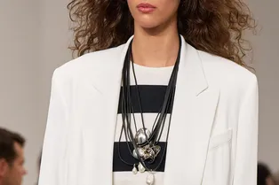 Чем больше, тем лучше: сочетайте сразу несколько украшений на шею в одном образе