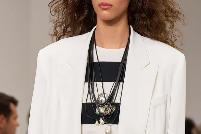 Чем больше, тем лучше: сочетайте сразу несколько украшений на шею в одном образе