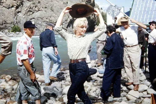 Мэрилин Монро на съемках фильма «Река, не текущая вспять»