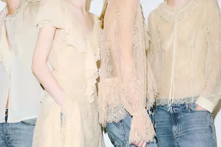 Деним + кружево — самый стильный контраст весны 2026