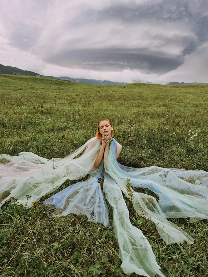 Платье Viktor Rolf, кольца Mineral Weather, колье CRYSTALLINE