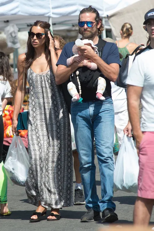 Ирина Шейк и Брэдли Купер с дочкой Леей Ирина Шейк и Брэдли Купер с дочкой Леей