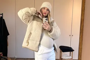 10 безупречных зимних образов от беременной Роузи Хантингтон-Уайтли