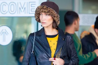 Белла Хадид показывает, как носить самый модный головной убор сезона