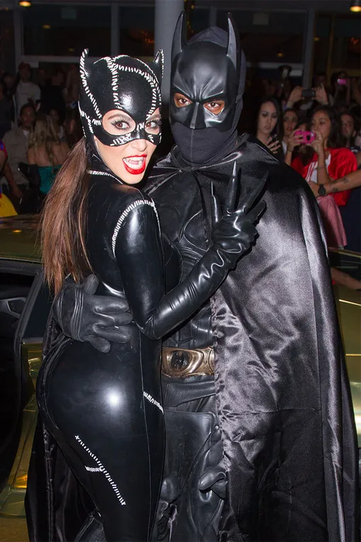 Ким Кардашьян в костюме женщины-кошки и Канье Уэст в образе Бэтмена, 2012 год
