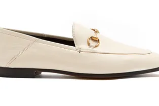 Светлые лоферы как альтернатива универсальным кедам и неудобным туфлям: 10 лучших моделей