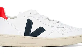 9 светлых пар кедов и кроссовок, которые нужно носить под платья