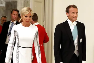 На ужин с королевой: Брижит Макрон в вечернем платье с разрезами Louis Vuitton