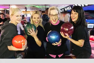 Боулинг с подругами: Мэрил Стрип, Риз Уизерспун и Николь Кидман вечером после съемок