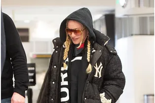 Мадонна спасается от нью-йоркского холода в пуховике Gucci за 5 000 долларов