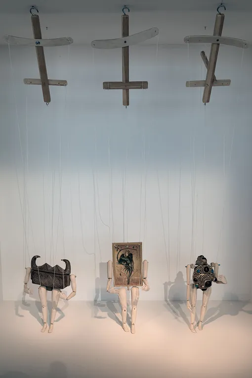 Таус Махачева «Путь объекта», 2013 год. Марионетки, смешанная техника, звук. Размеры варьируются. Предоставлено художником Таус Махачева «Путь объекта», 2013 год. Марионетки, смешанная техника, звук. Размеры варьируются. Предоставлено художником