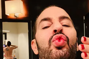 Голышом и с маникюром: Марк Джейкобс знает толк в «карантинных» селфи Голышом и с маникюром: Марк Джейкобс знает толк в «карантинных» селфи